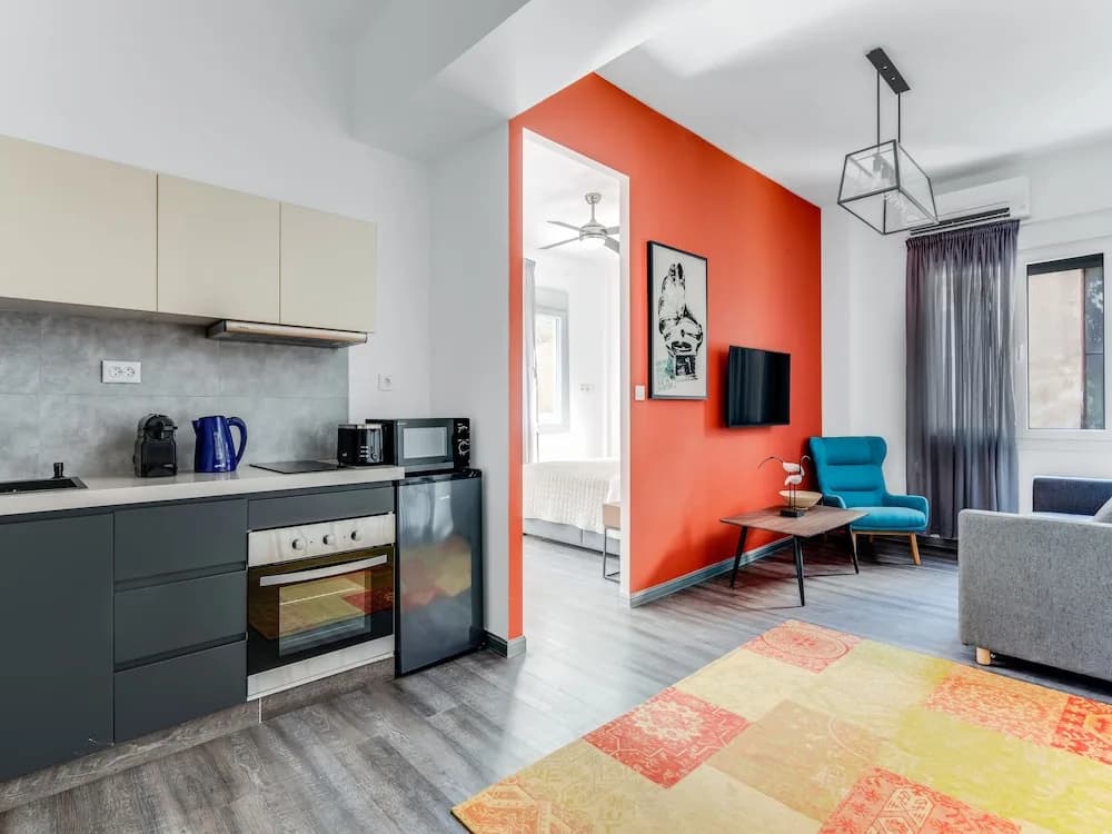 Sanders Center - Cozy Studio Apt With Balcony - photo 7