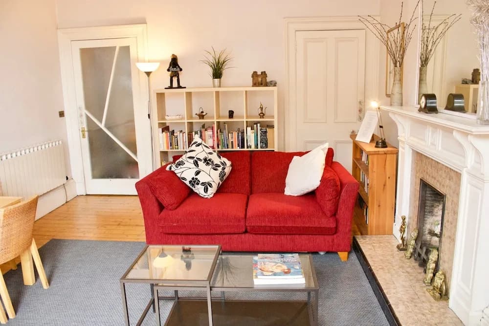 2 Bedroom Flat In Morningside - photo 3
