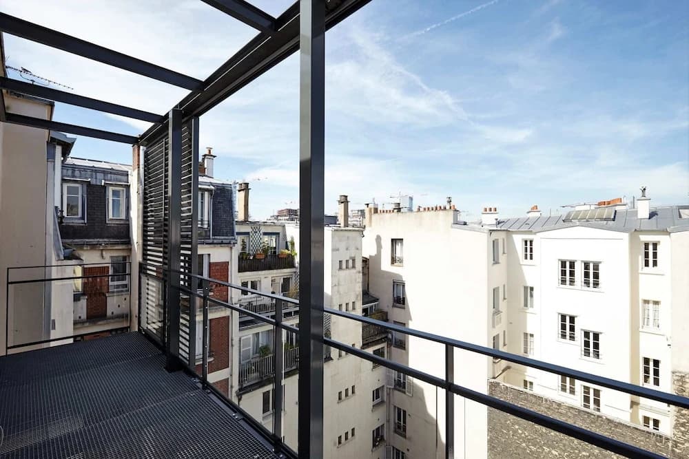 Stunning 2BR Home With Balcony in Batignolles - photo 11