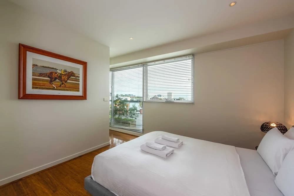 Beautiful 1-bed in St Kilda w/ Parking & Terrace - photo 3
