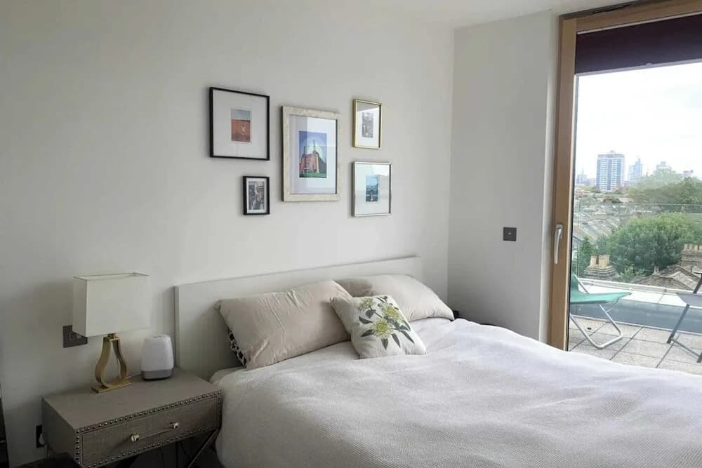 Stylish 2BD Flat With Private Balcony - Battersea - photo 3
