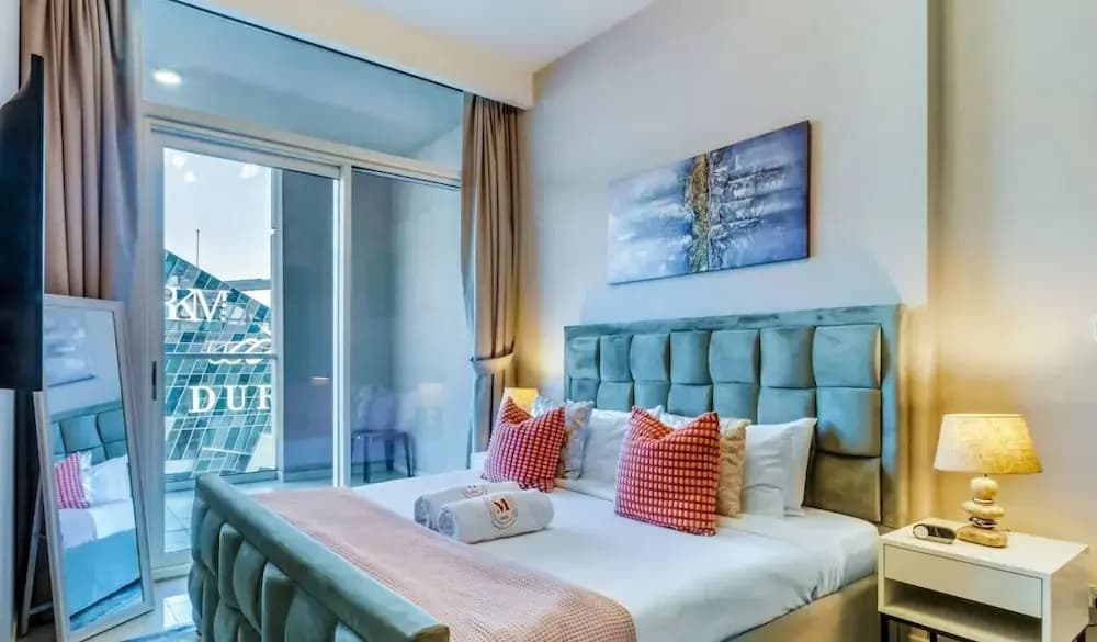 Waterfront 2BR w Canal View Near Burj Khalifa - photo 1