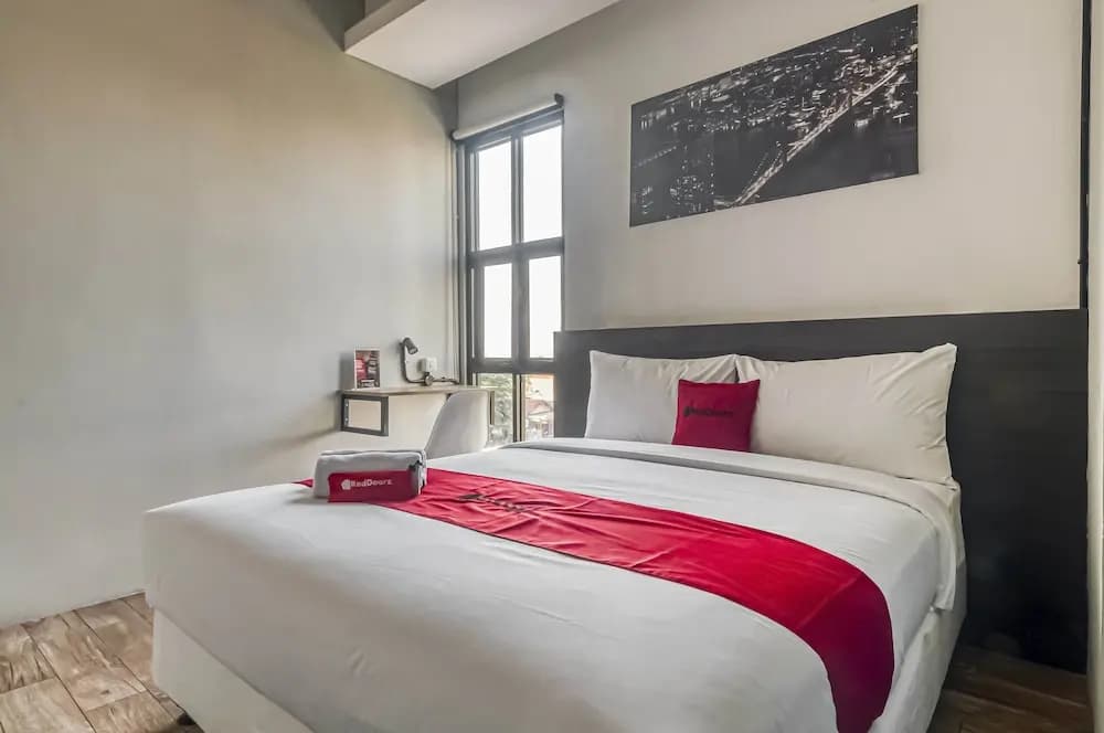 RedDoorz Plus near Gandaria City Mall 2 - photo 6