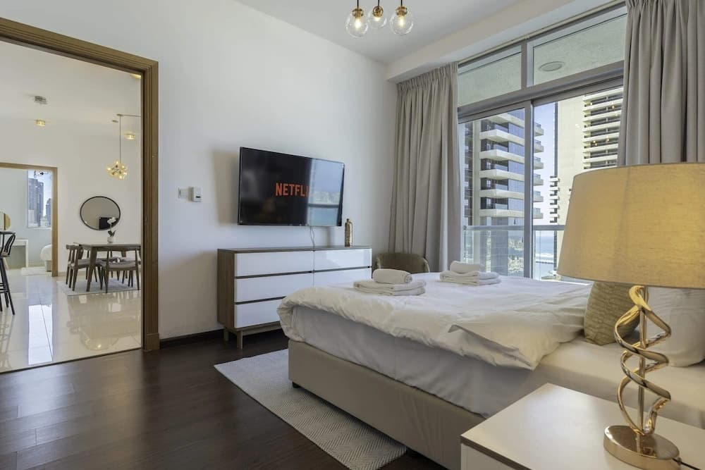 Sleek & Serene Apartment w/ Stunning Marina Views - photo 5