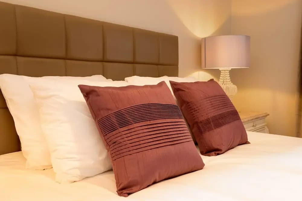 JOIVY Gorgeous Stockbridge Apt With Underground Parking - photo 3
