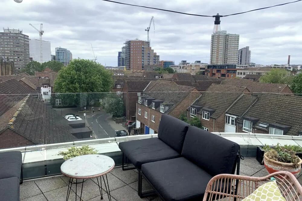 Stylish 2BD Flat With Private Balcony - Battersea - photo 11