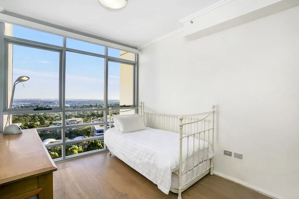 Bright Open Plan Spacious Two Bdr Apt - SL001 - photo 3