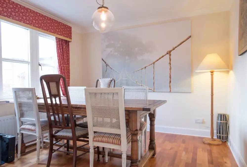 5 Bedroom House With Free Parking - photo 4