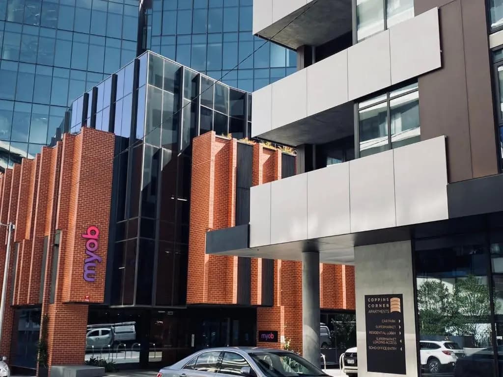 Luxury African themed apartment☆10min to MCG & Swan St☆On-site Parking☆Balcony☆Rooftop deck☆Gym☆ - main photo