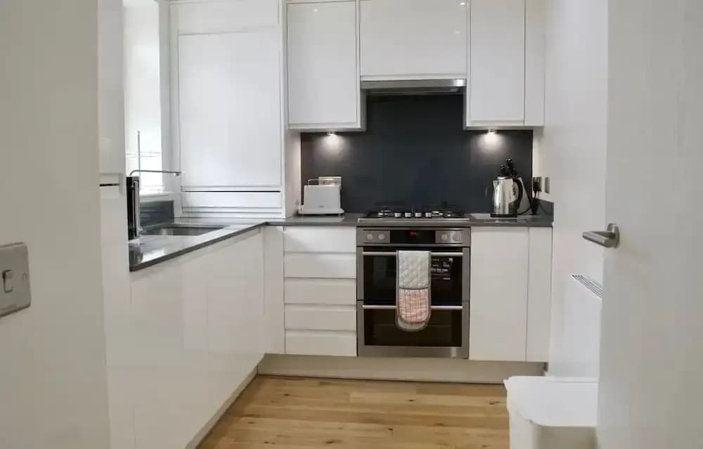 Modern 2 Bedroom Apartment With Parking - photo 14