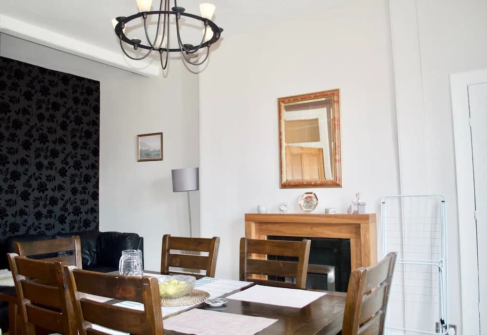 Beautiful 2 Bedroom Flat in Leith - photo 9