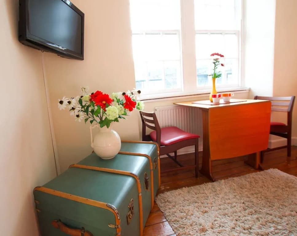 JOIVY Bright New Town 2 bed Apt - 5 Mins to Princes St - photo 3