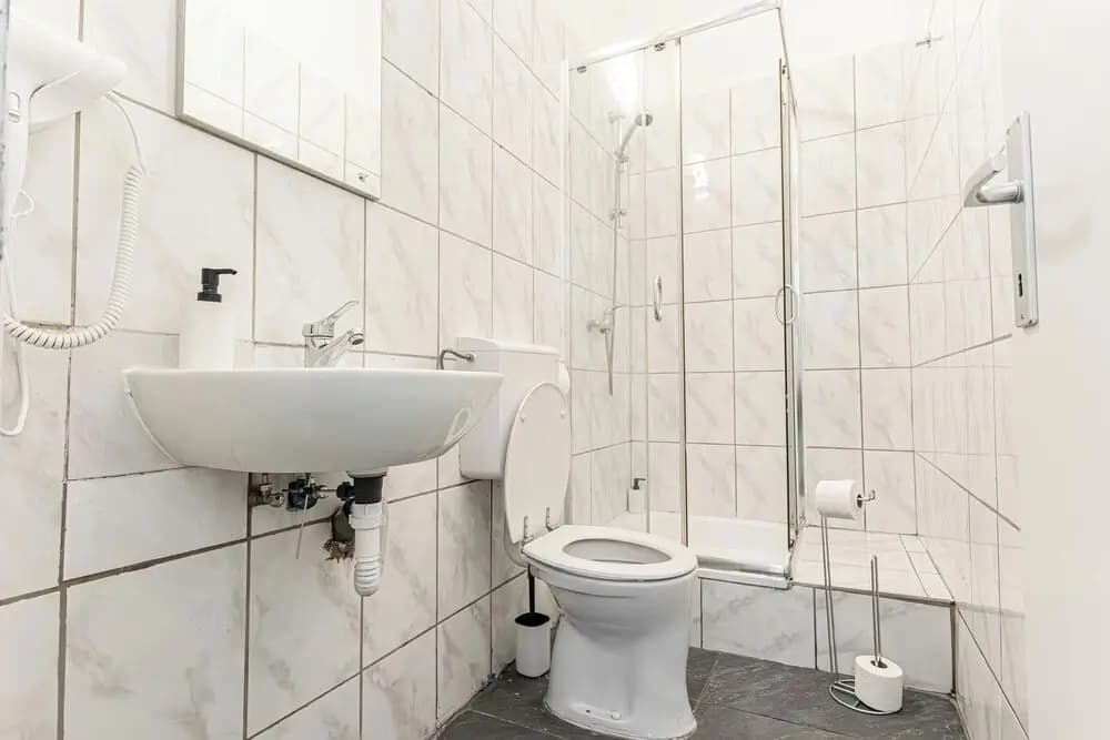 Cozy 2BR 1LR Apt Near Westbahnhof - photo 17