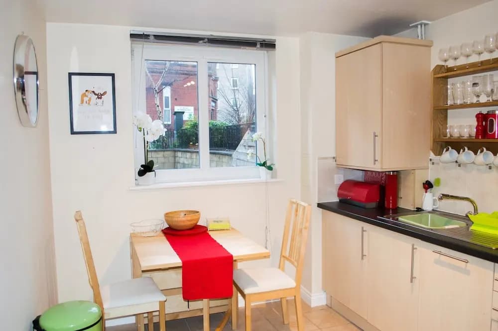 Bright 2 Bedroom Flat With Patio - photo 13