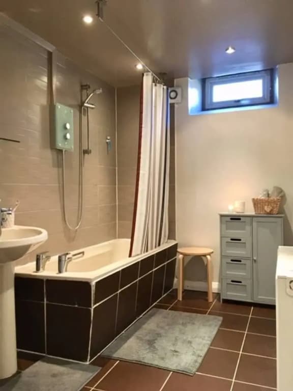 Spacious 3 Bedroom Flat in a Charming Location - photo 2