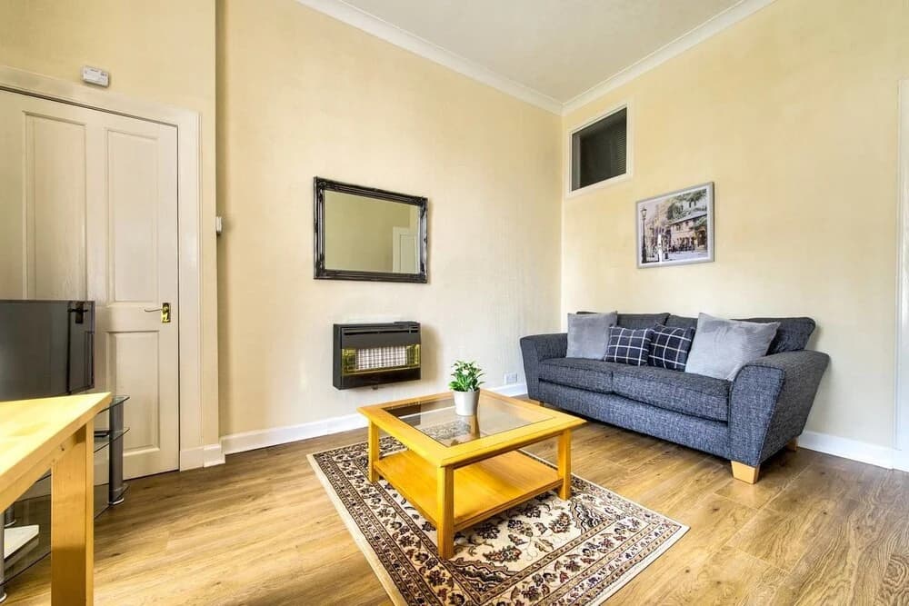 Bright and Airy Apartment in Newington - photo 4