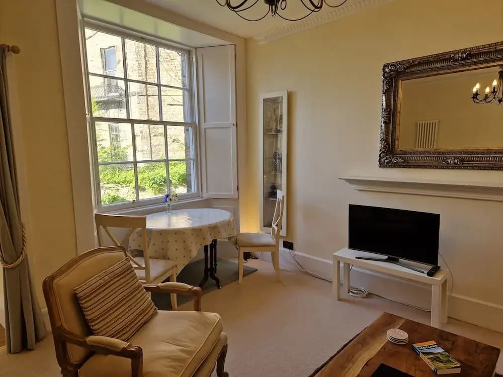 JOIVY Gorgeous Georgian Flat - photo 5
