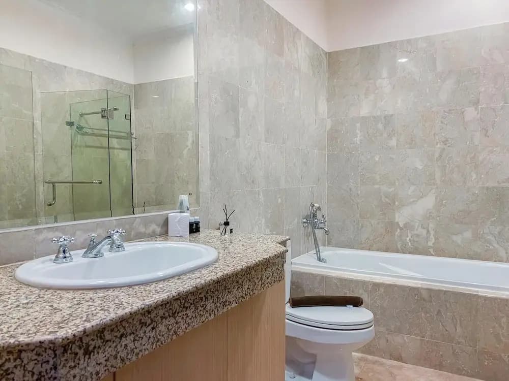 Spacious And Modern Look 3Br Bellezza Apartment - photo 8