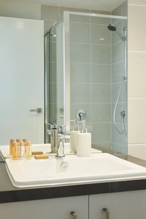 Spacious and Bright 1 Bedroom Apartment - photo 6