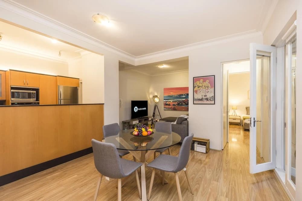 Queen Bed With Private Bathroom In Redfern Apt - main photo