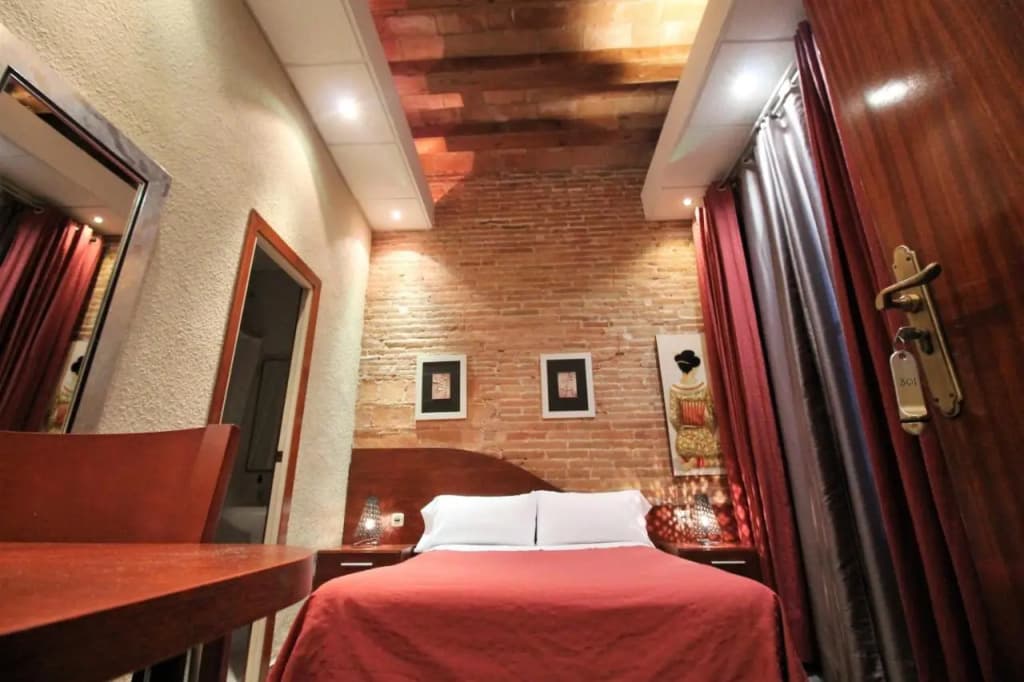 Hostal Orleans - photo 23