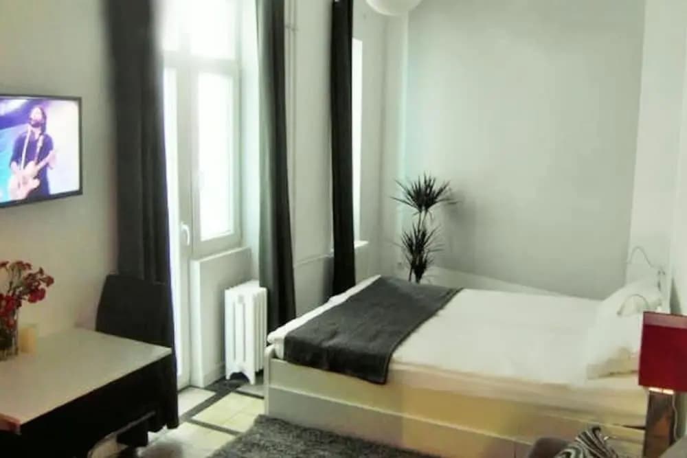 Super Central Studio Apartment - With Balcony - photo 2
