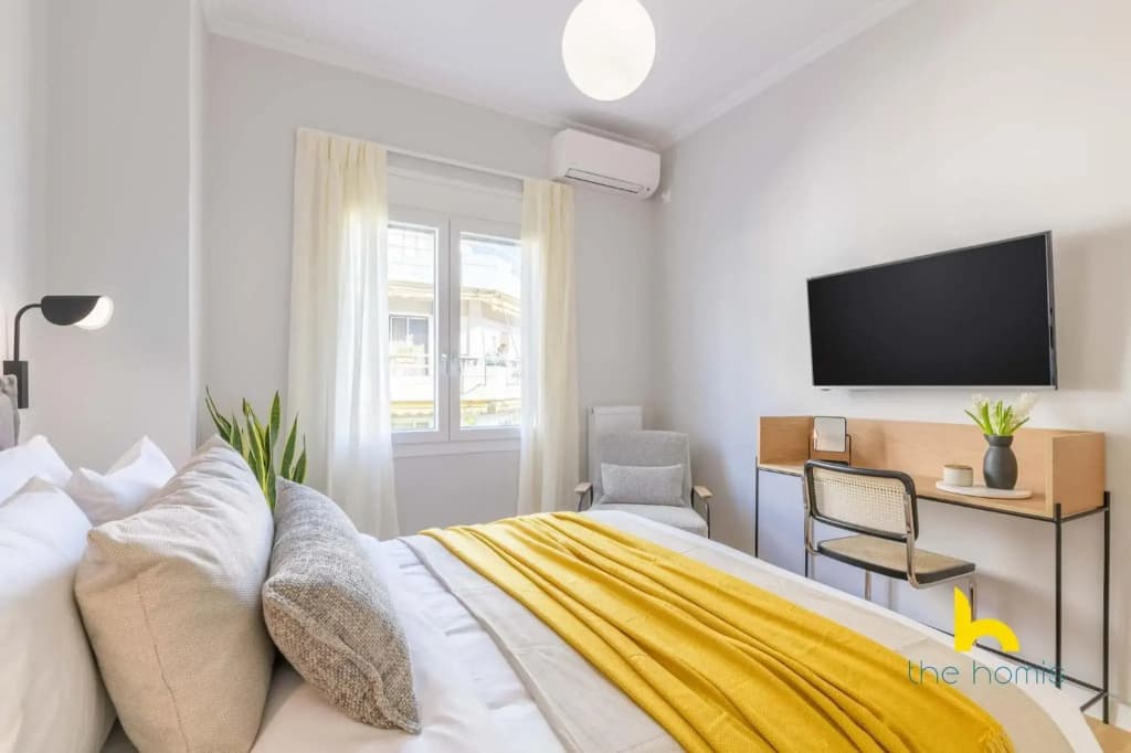 Sun-Splashed 2-BDR Corner Apartment with Hillside views! - photo 16