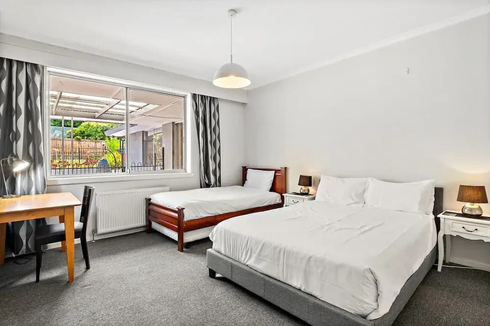Spacious 5-bed Home With Pool in Glen Iris - photo 7