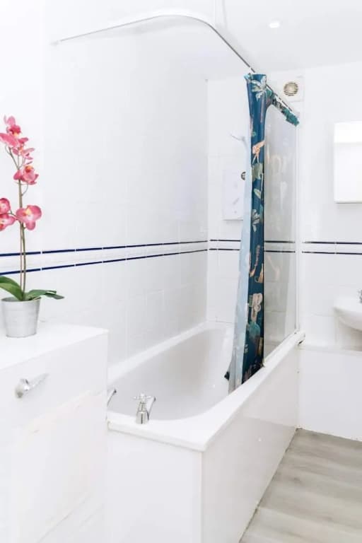 Bright High-ceiling 2BD Flat - Central Edinburgh! - photo 8