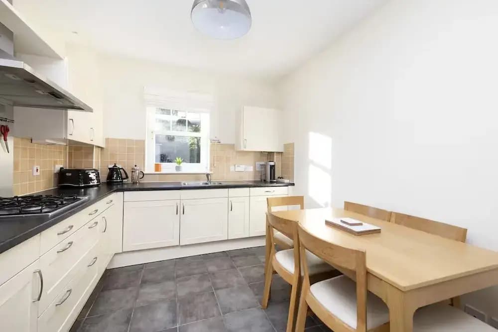 Modern Flat with Free Parking - photo 14