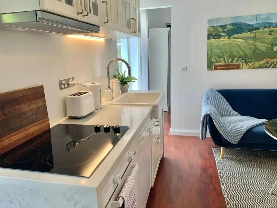 Stylish Private Studio, Close to Beach, WIFI, Parking - photo 12