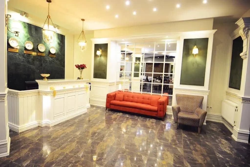 Green Queen Hotel - photo 2