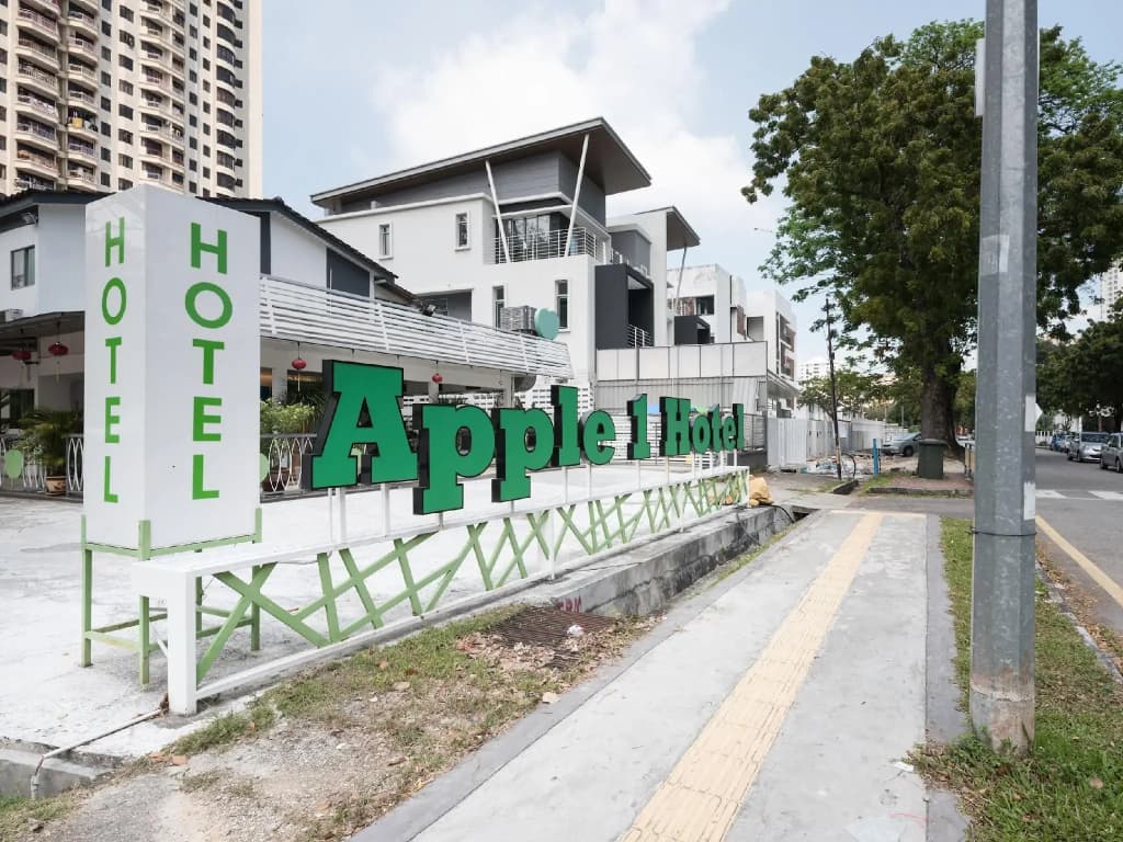 Apple 1 Hotel Gurney - photo 1
