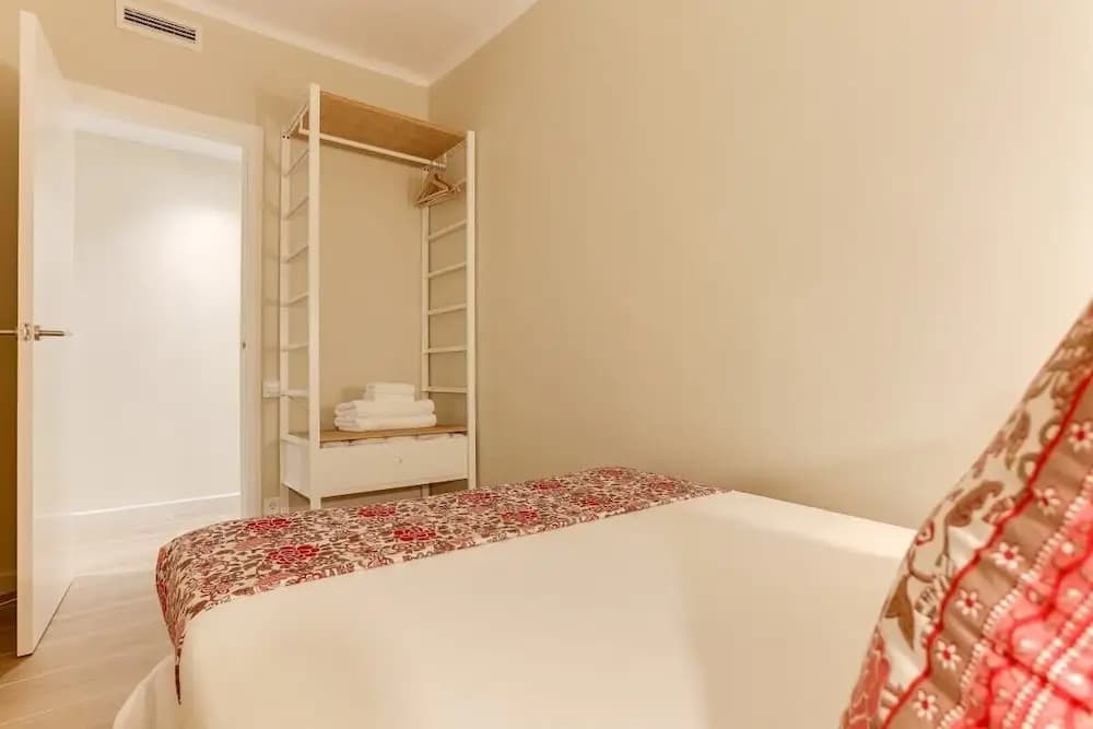 Stylish 4 bed Apt in the Center - photo 2