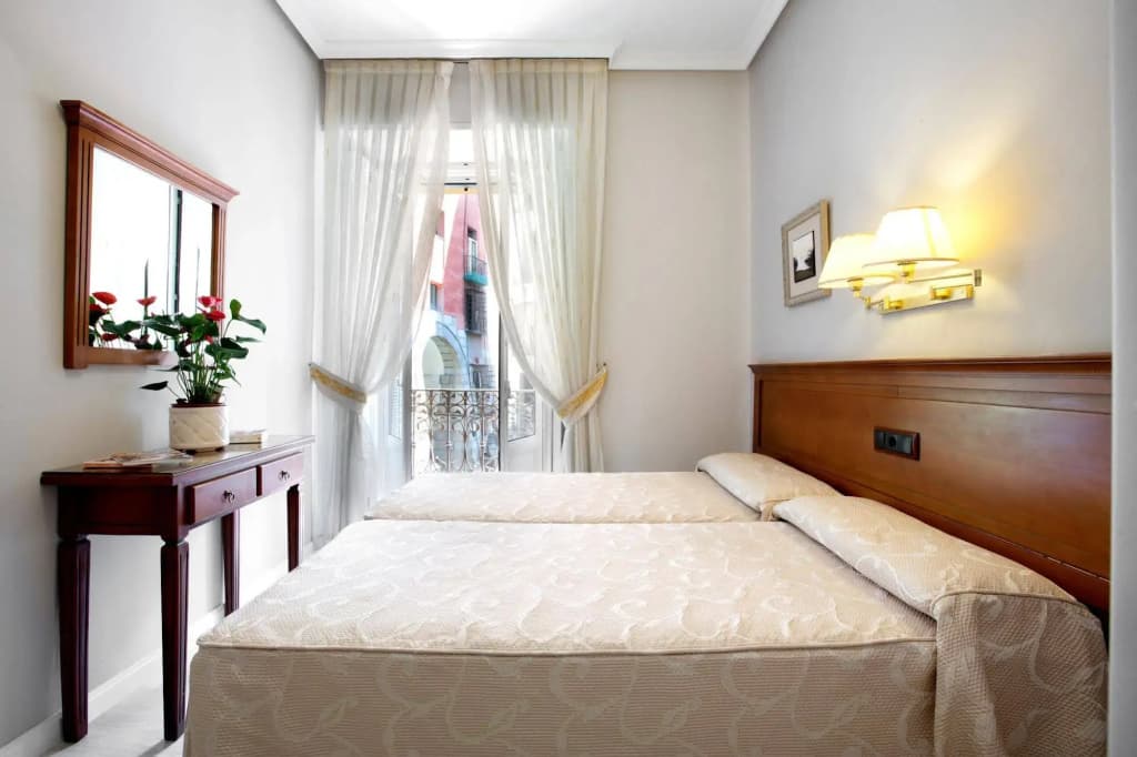 Hostal La Macarena - photo 4