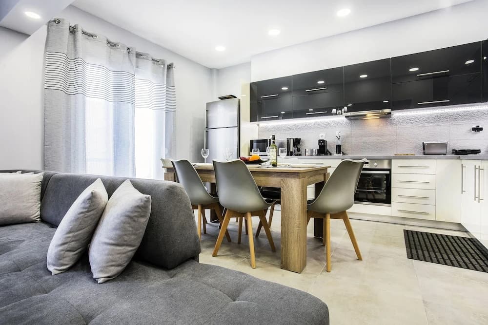 Spacious 3-Bedroom Apartment Near the Train - photo 14