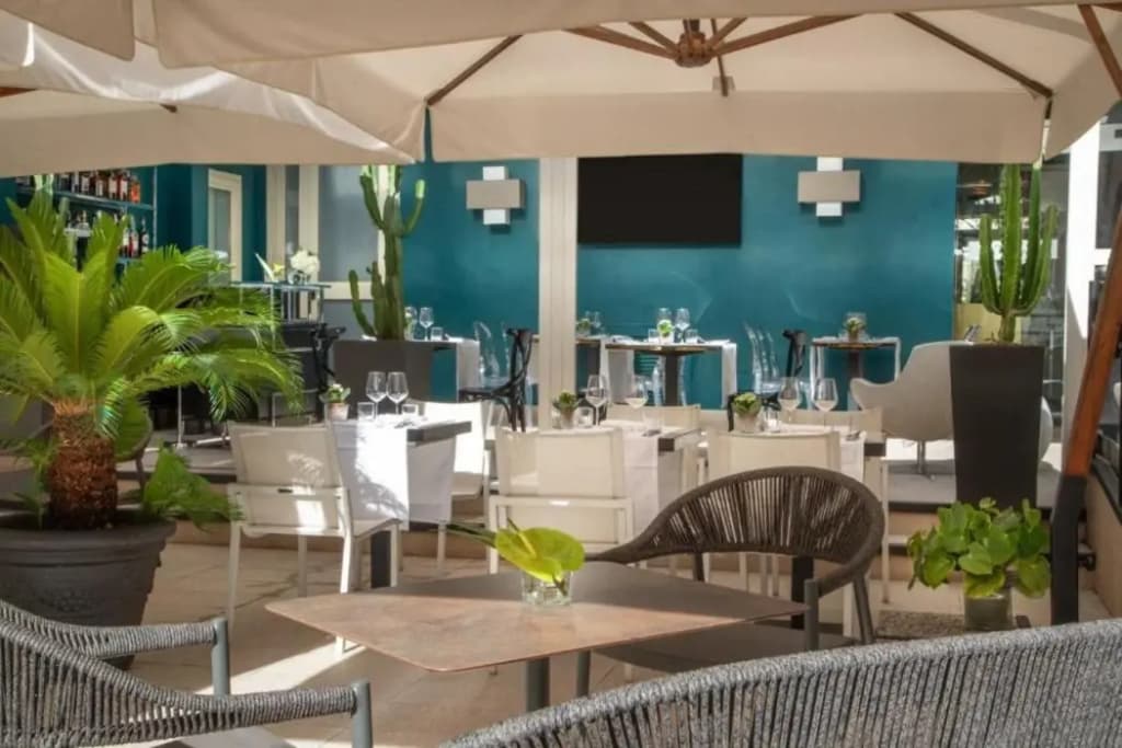 The Guardian Hotel - photo 7