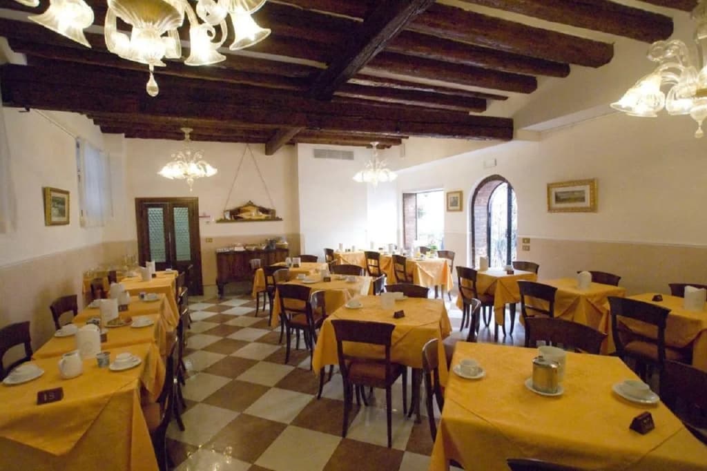 Tivoli Hotel - photo 11