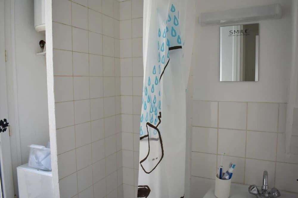 Parisian 1 Bedroom Apartment In The 18th - photo 9