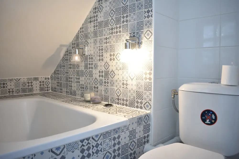 Cosy Renovated 1 Bedroom Apartment in 10th - photo 6