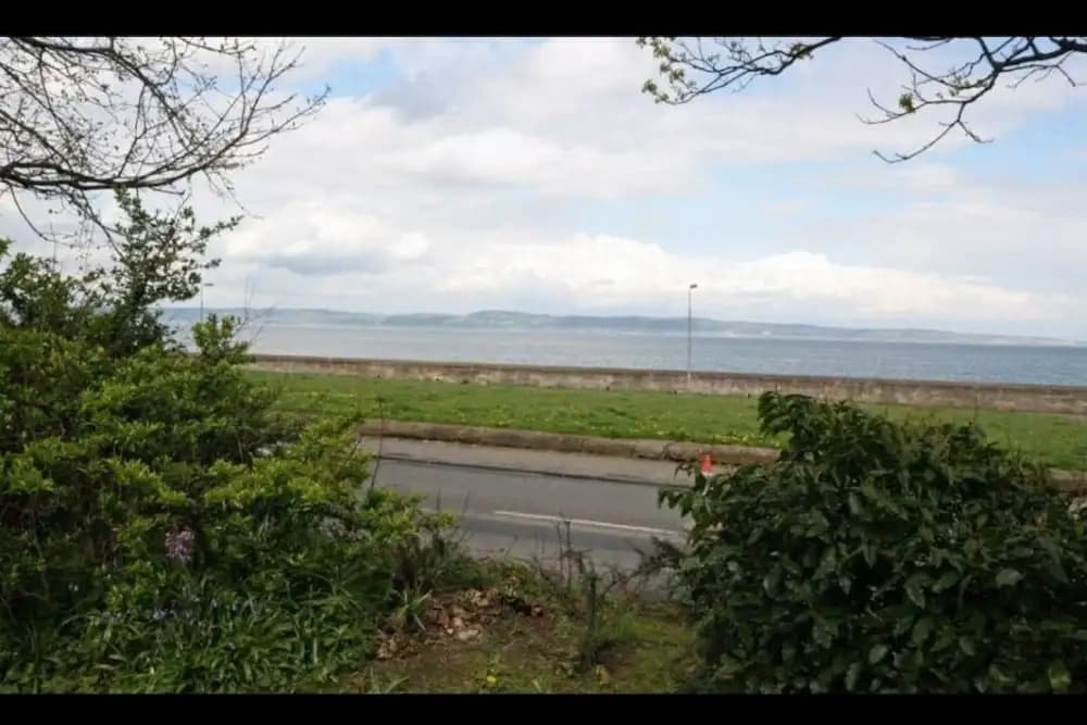 Central Waterfront Flat With Great Views - photo 8