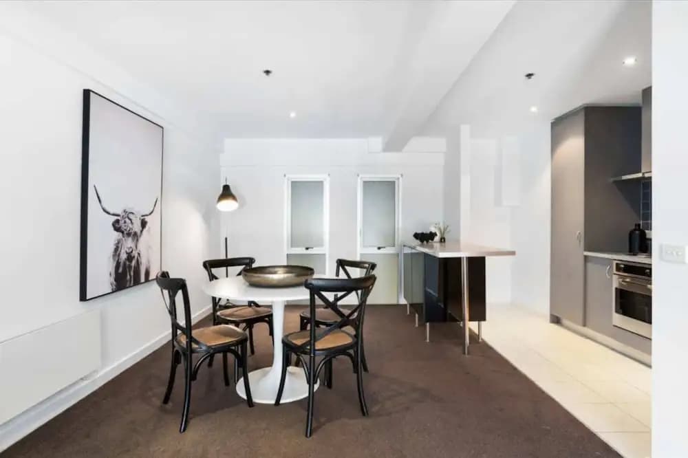 Light-filled Converted Warehouse 2 Bedroom Apartment in Prahran - photo 3