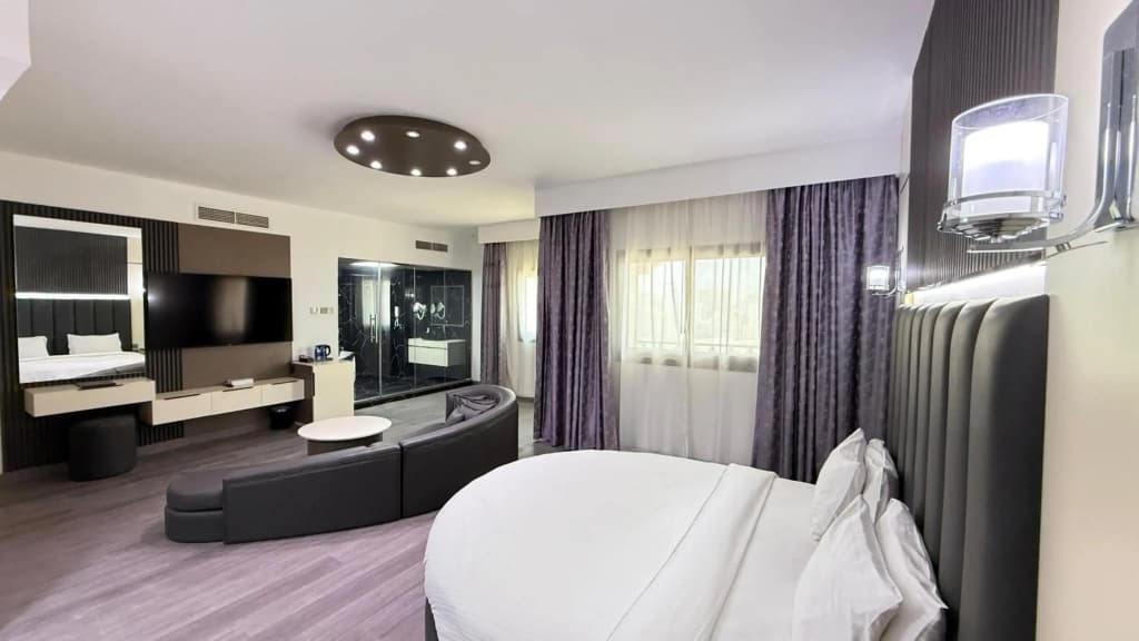 Sharjah Royal Tulip Hotel apartment - photo 33