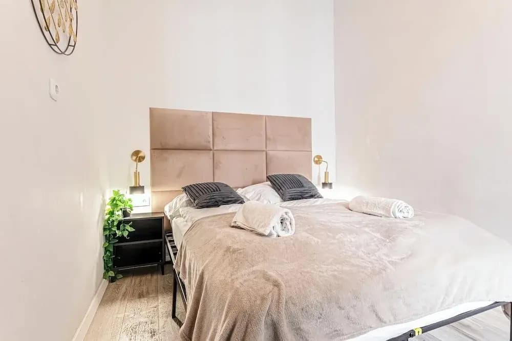 Cozy 2BR 1LR Apt Near Westbahnhof - photo 2