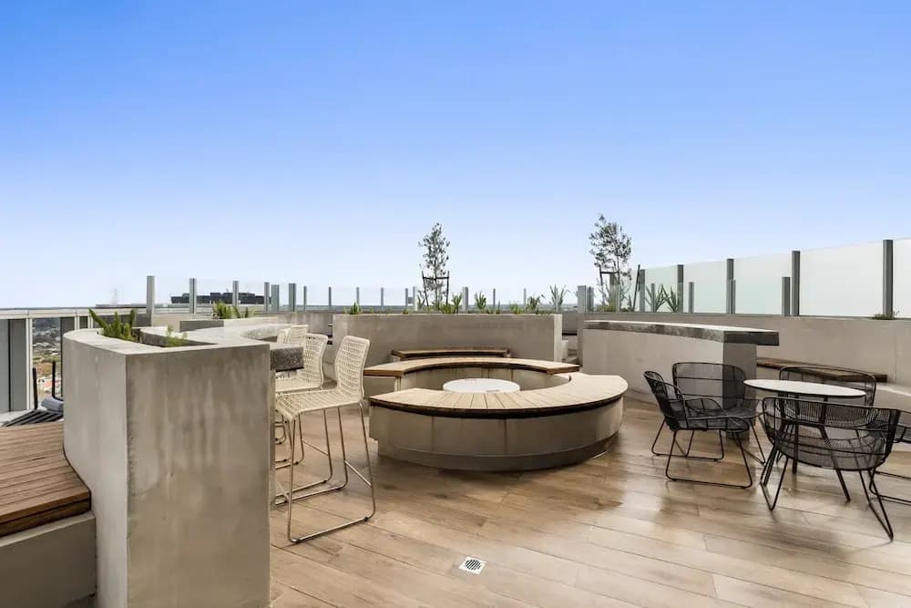 Chic 1-bed With Parking, Gym, Pool & City Views - photo 15