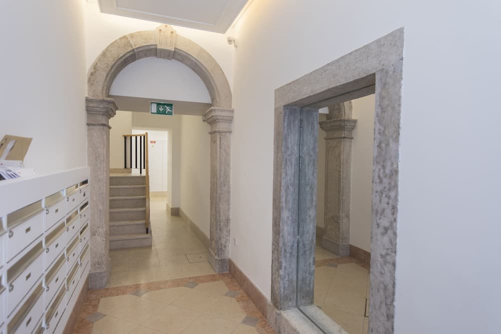 High Ceiling Duplex Apt Cais do Sodre - photo 36