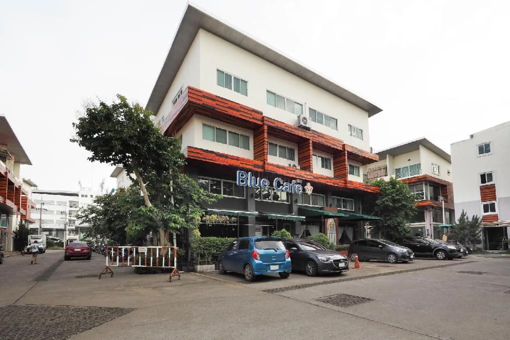 OYO 995 Blue Cafe Apartment - photo 9
