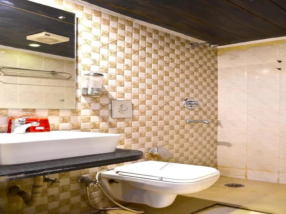 Oyo Capital O 11357 Hotel benz international - photo 10