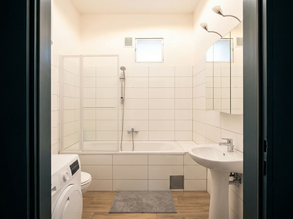 Close to City Center - Affordable Private Rooms with TV - photo 3