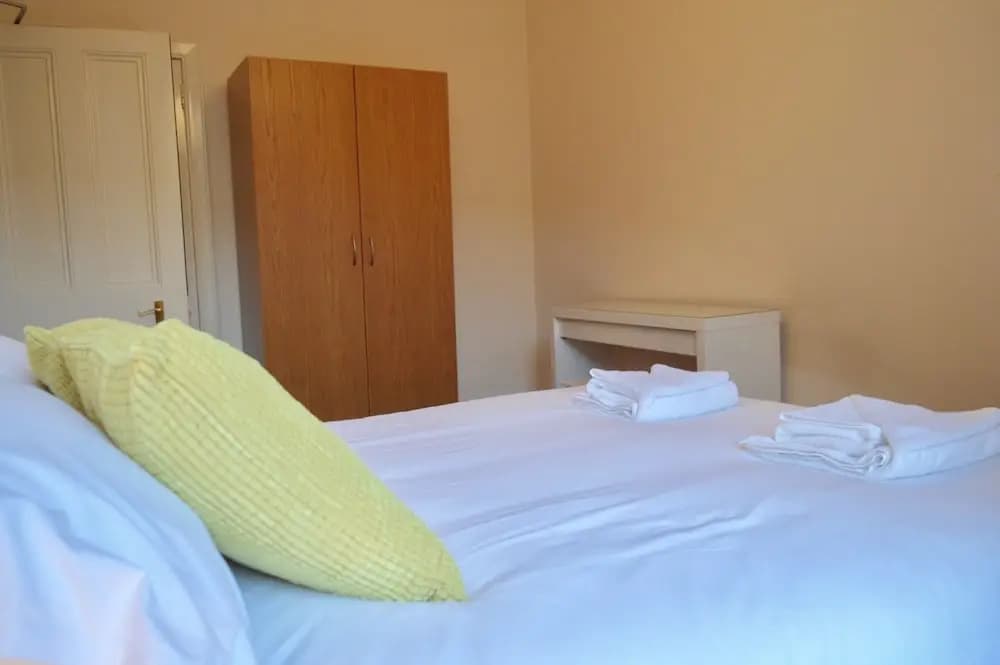 3 Bedroom Bruntsfield Flat - photo 12